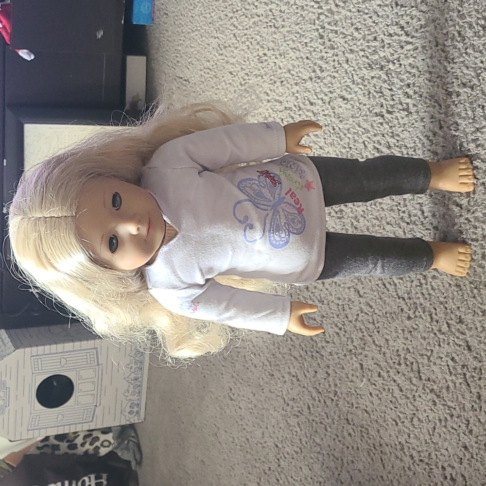 AMERICAN GIRL DOLL